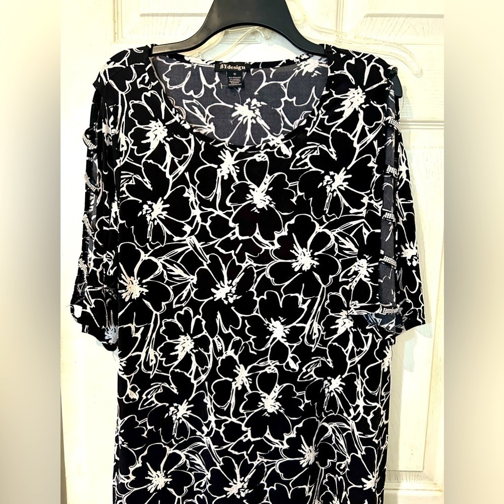 NWOT By Design Black and White Floral With Cut Out Sleeves